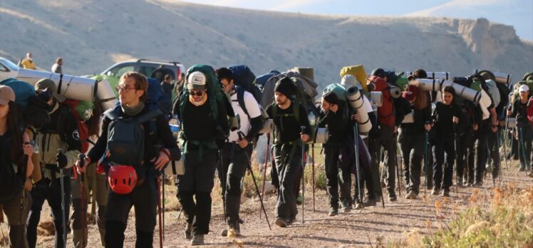 Niğde'de Cumhuriyetin kuruluşunun 101. yılında Aladağlara tırmanacak dağcılar kamp kurdu