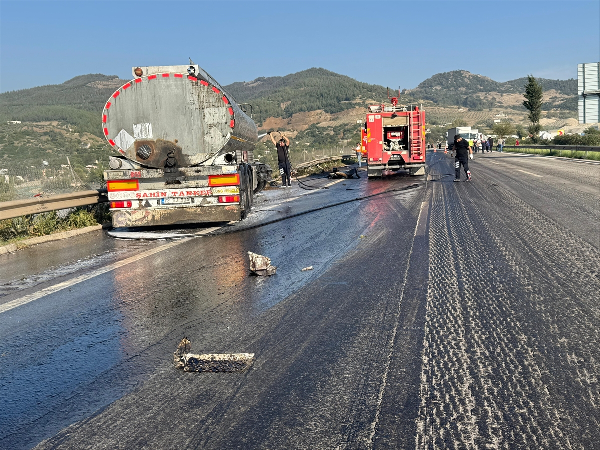 Osmaniye'de yangın çıkan tankere çarpan bir diğer tanker yola devrildi