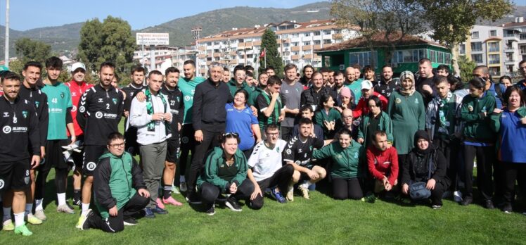 Özel gereksinimli çocuklardan Kocaelispor'a moral ziyareti