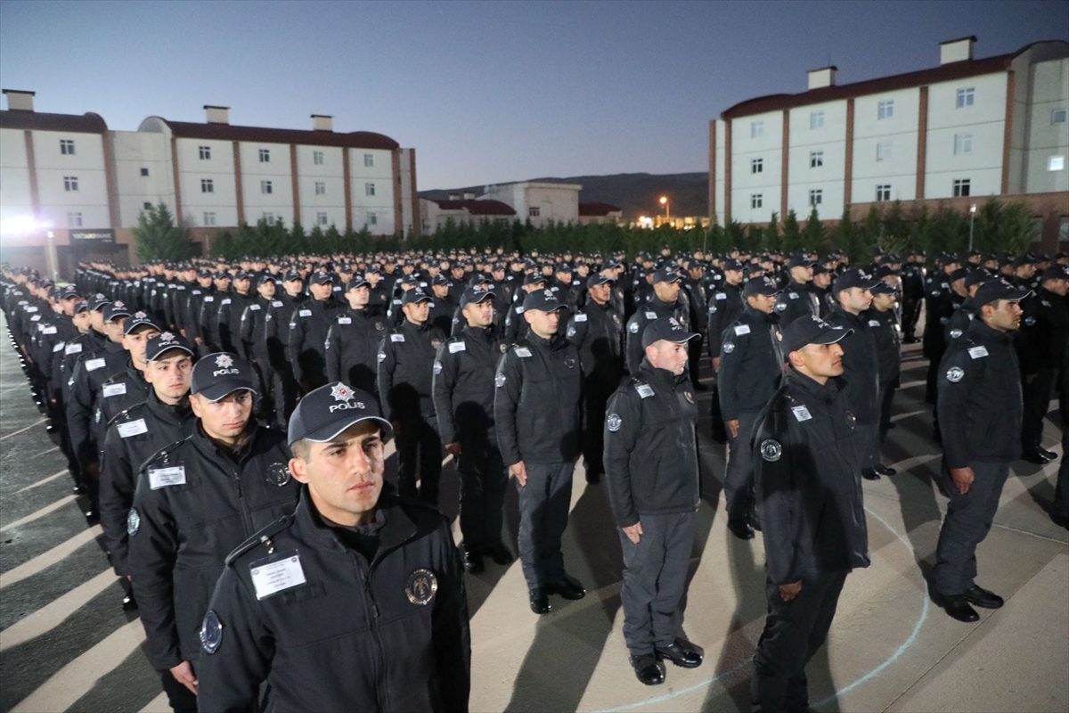 Polis adayları Cumhuriyet'in 101. yılını ışıklı koreografi gösterisiyle kutladı