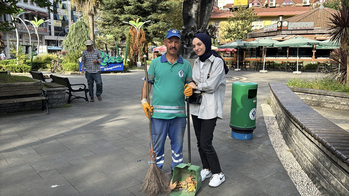 Rize Belediyesinden temizlik görevlisine doğum günü sürprizi