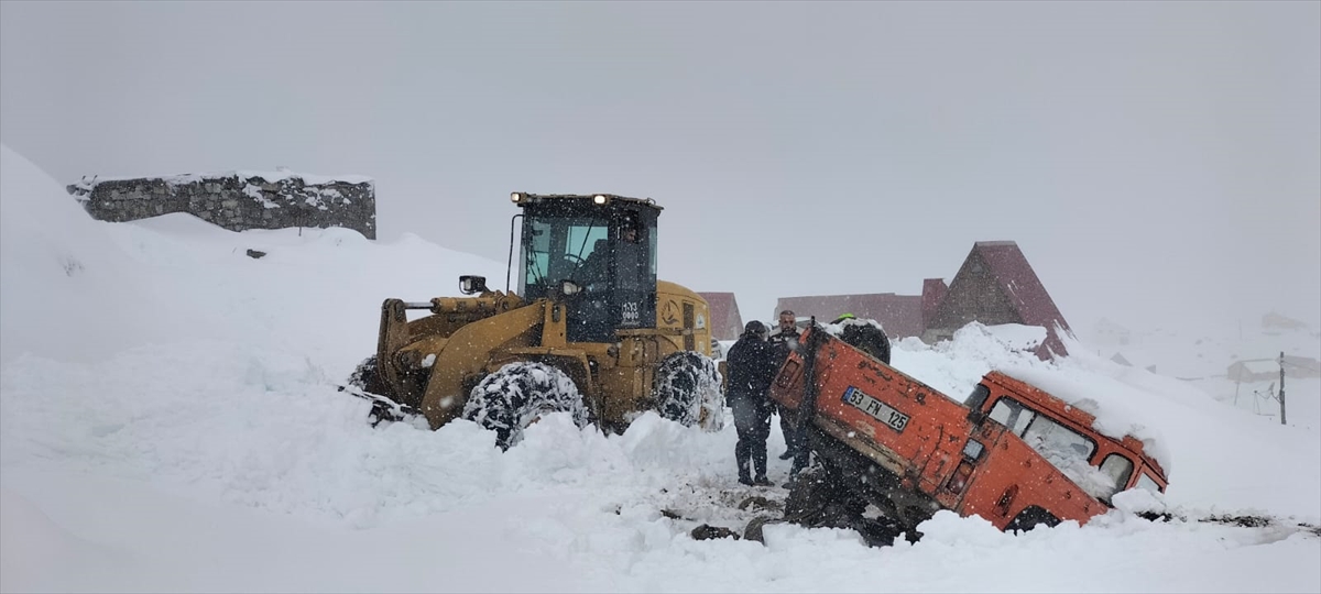 Rize'de kar nedeniyle yaylada mahsur kalan 6 kişi kurtarıldı