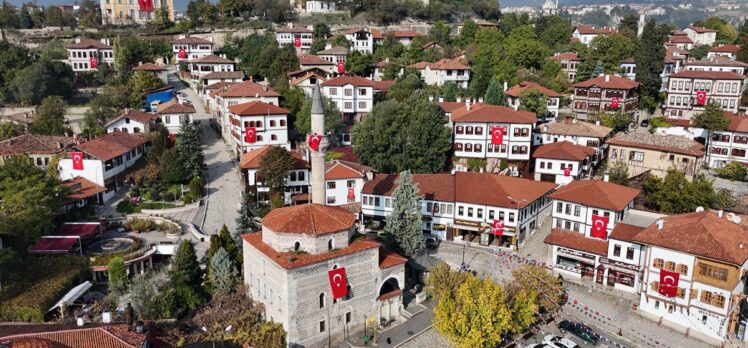 Safranbolu'da tarihi yapılar Türk bayraklarıyla donatıldı