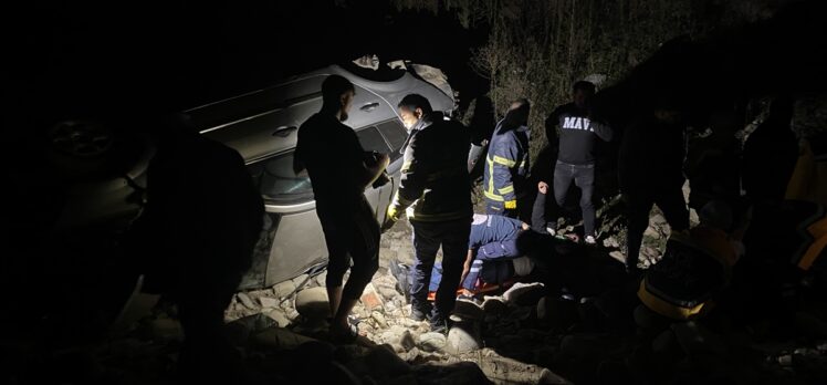 Sinop'ta çay yatağına uçan otomobildeki 2 kişi yaralandı