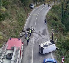 Sinop'ta iki otomobilin çarpışıp birinin ikiye bölündüğü kazada 3 kişi yaralandı