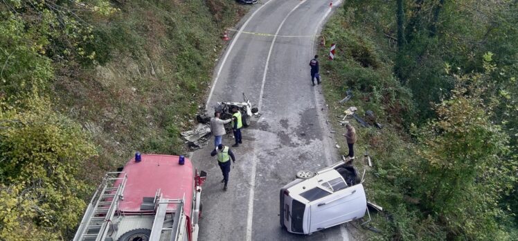 Sinop'ta iki otomobilin çarpışıp birinin ikiye bölündüğü kazada 3 kişi yaralandı