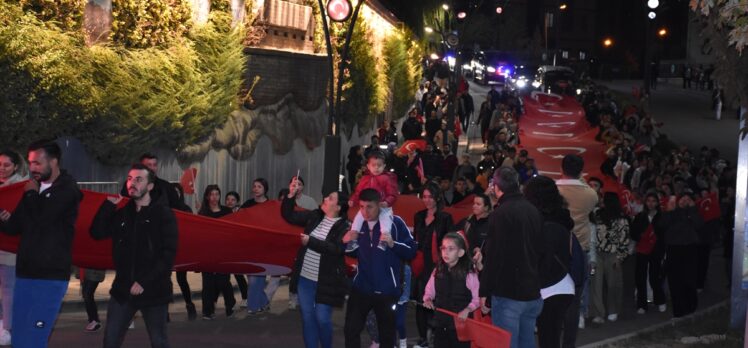 Şırnak'ta 101 metrelik Türk bayrağıyla fener alayı düzenlendi