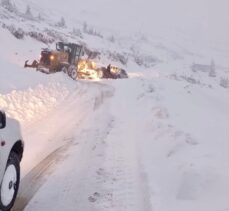 Sis Dağı Yaylası'nda kar nedeniyle mahsur kalan 5 kişi kurtarıldı