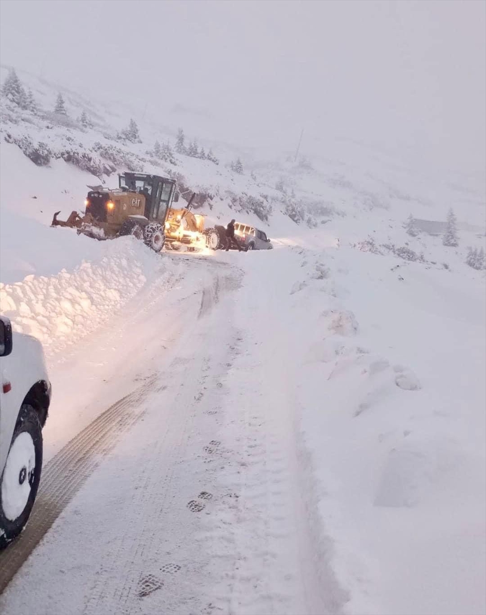 Sis Dağı Yaylası'nda kar nedeniyle mahsur kalan 5 kişi kurtarıldı