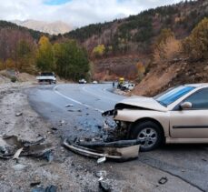 Sivas'ta otomobille minibüsün çarpıştığı kazada 10 kişi yaralandı