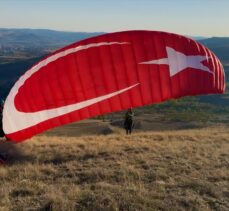 Sivas'ta yamaç paraşütçüleri Filistin'e destek için uçtu