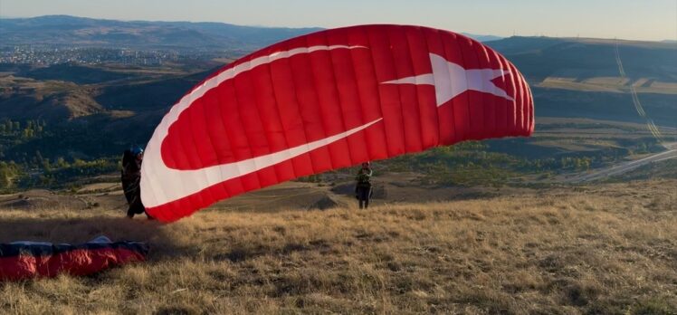 Sivas'ta yamaç paraşütçüleri Filistin'e destek için uçtu