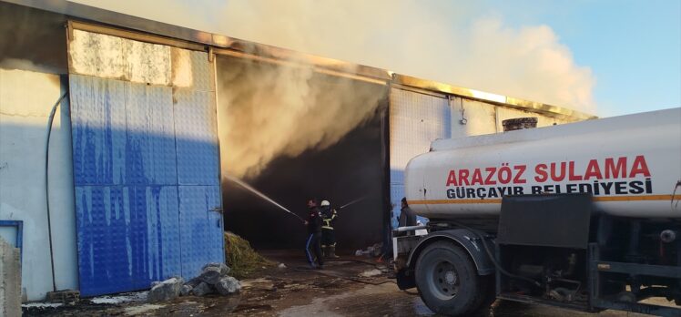 Sivas'ta yem deposunda çıkan yangında 20 bin balya saman ve iş makinesi yandı