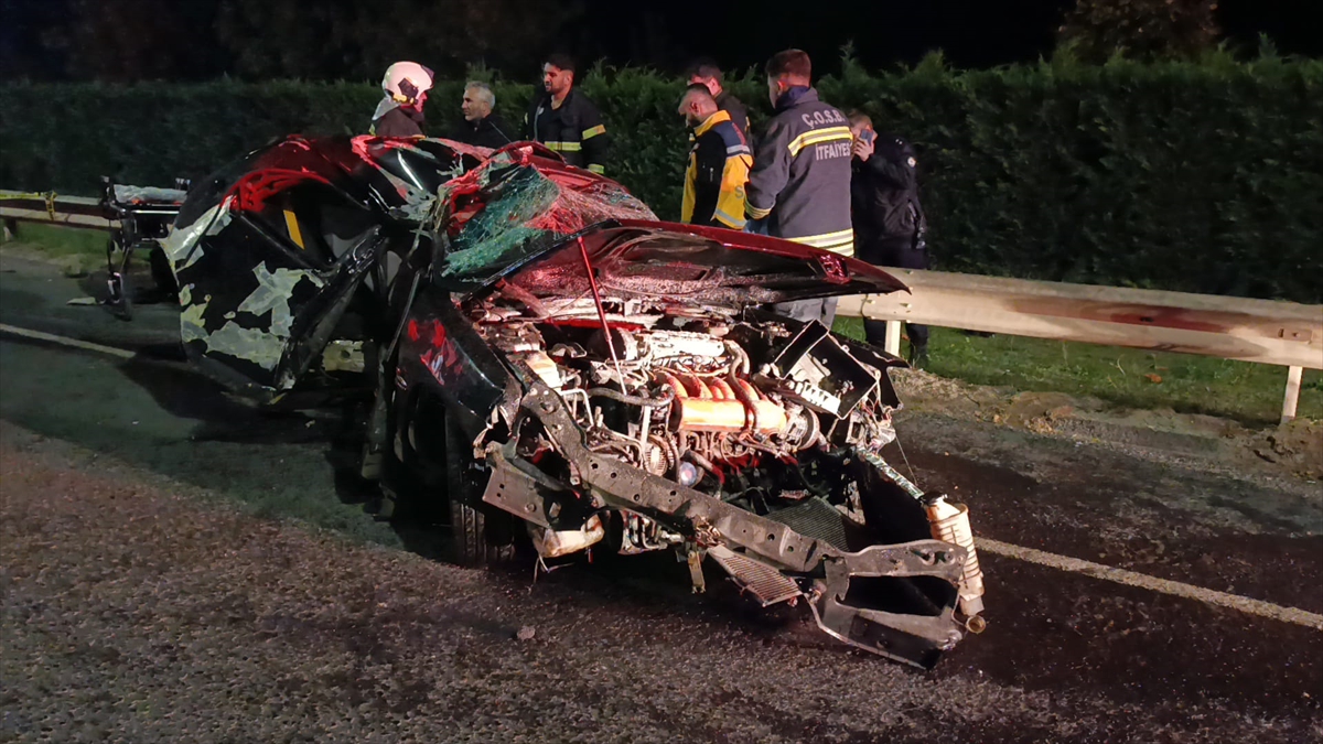 Tekirdağ'da aydınlatma direğine çarpan otomobildeki 1 kişi öldü, 1 kişi yaralandı