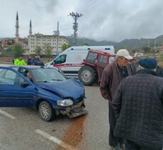 Tokat'ta otomobil ile traktörün çarpıştığı kazada 4 kişi yaralandı