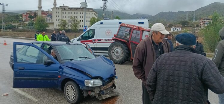 Tokat'ta otomobil ile traktörün çarpıştığı kazada 4 kişi yaralandı