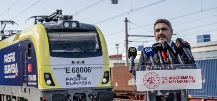 Türkiye'nin ilk özel uluslararası yük treni İstanbul'dan Avrupa'ya uğurlandı