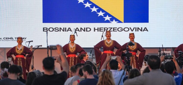 Uluslararası Balkanlılar Halk Dansları Festivali İzmir'de başladı