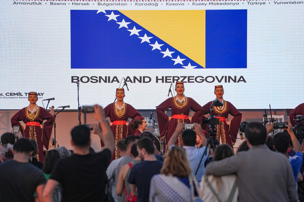 Uluslararası Balkanlılar Halk Dansları Festivali İzmir'de başladı