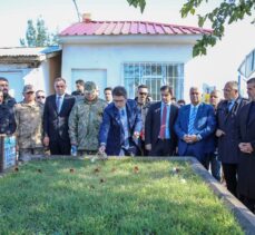 Van depreminde hayatını kaybedenler kabirleri başında anıldı