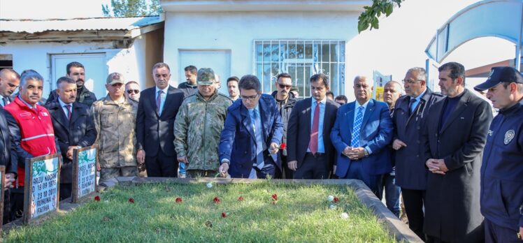 Van depreminde hayatını kaybedenler kabirleri başında anıldı