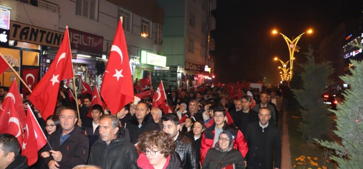 Van'da 29 Ekim Cumhuriyet Bayramı fener alaylarıyla kutlandı