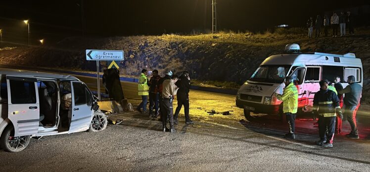 Van'da iki aracın çarpıştığı kazada 1 kişi öldü, 7 kişi yaralandı