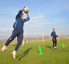 Yüksekova'nın kadın futbolcuları, takım otobüsü desteğine galibiyetle karşılık vermek istiyor