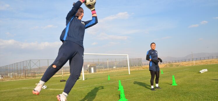 Yüksekova'nın kadın futbolcuları, takım otobüsü desteğine galibiyetle karşılık vermek istiyor