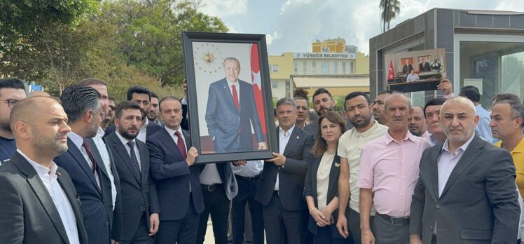 Yüreğir Belediyesinden Erdoğan'ın fotoğrafının poşetle bahçeye atılmasına idari soruşturma