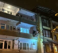 Zonguldak'ta heyelan nedeniyle girişi kapanan apartmanda mahsur kalan 6 kişi tahliye edildi