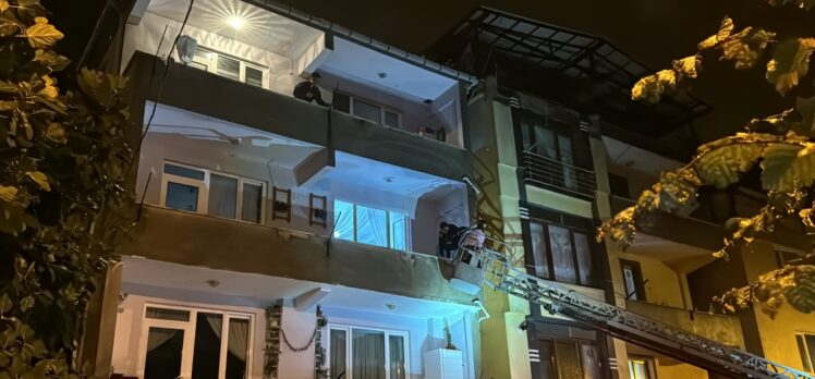 Zonguldak'ta heyelan nedeniyle girişi kapanan apartmanda mahsur kalan 6 kişi tahliye edildi