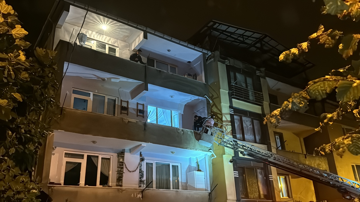 Zonguldak'ta heyelan nedeniyle girişi kapanan apartmanda mahsur kalan 6 kişi tahliye edildi