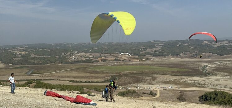 Adana'da 13. Kostümlü Yamaç Paraşütü Festivali sona erdi