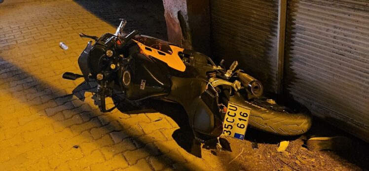 Adana'da hafif ticari araçla çarpışan motosikletteki 2 kişi yaralandı