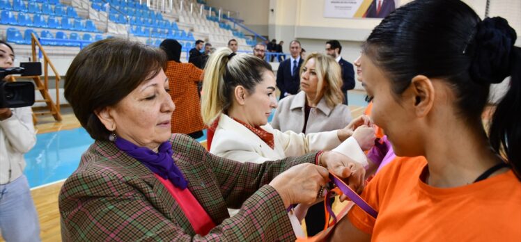 Adana'da hentbolcuların katılımıyla kadına yönelik şiddete karşı antrenman