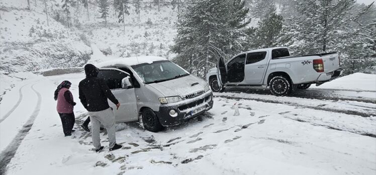 Adana'da karda mahsur kalan otomobildeki 2'si çocuk 5 kişi kurtarıldı