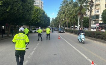 Adana'da trafik polisleri toplu taşıma araçlarını sivil denetledi