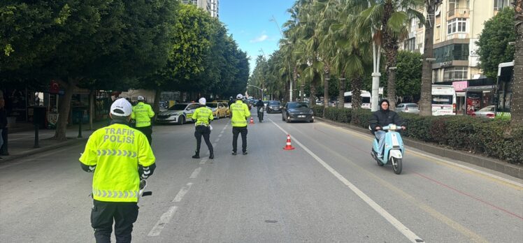 Adana'da trafik polisleri toplu taşıma araçlarını sivil denetledi