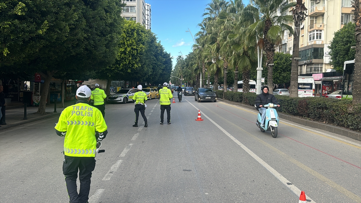 Adana'da trafik polisleri toplu taşıma araçlarını sivil denetledi