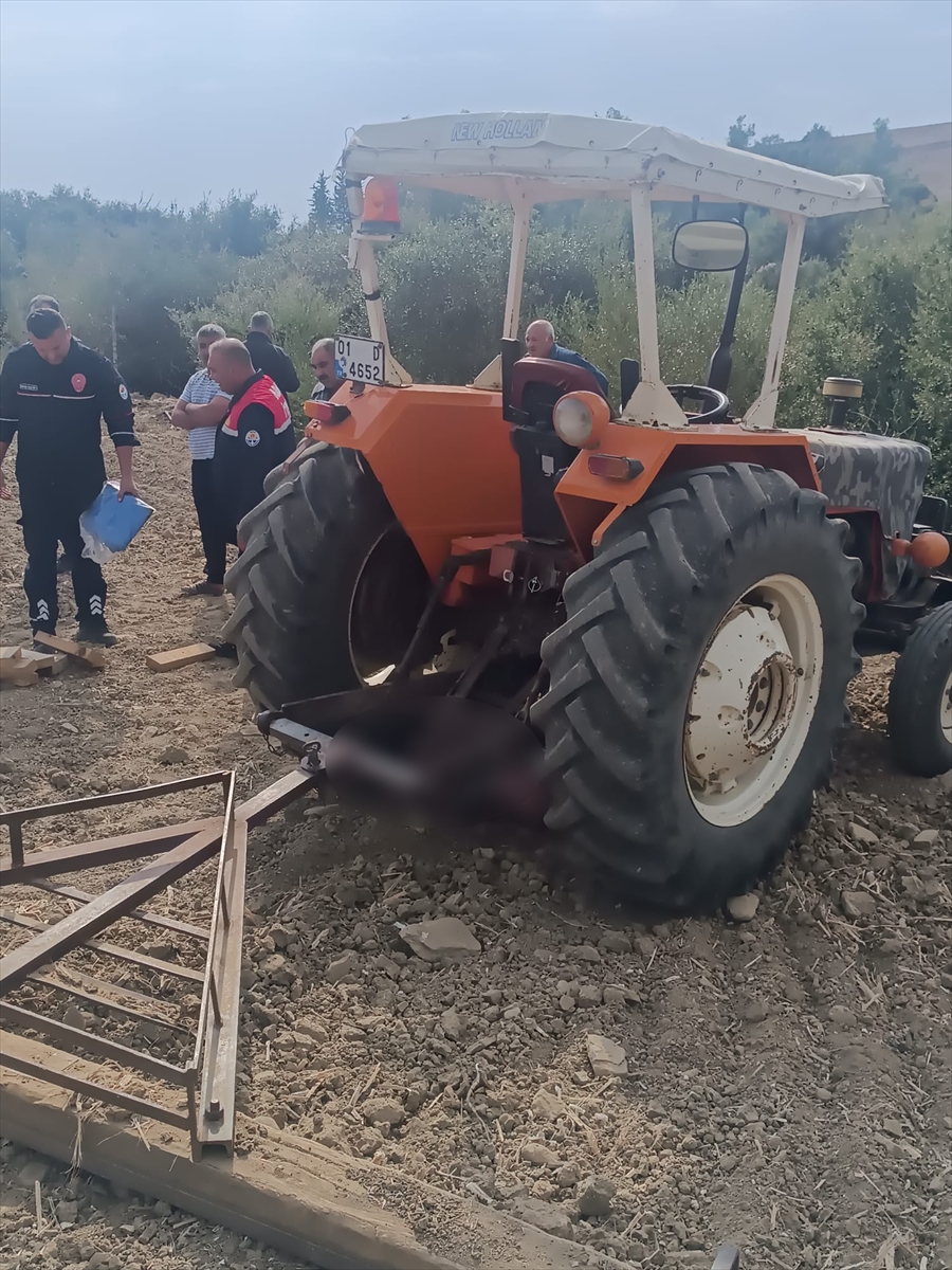 Adana'da traktörün altında kalan sürücü hayatını kaybetti