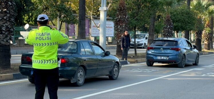 Adana'da yayalara “ilk geçiş hakkı” vermeyen 29 sürücüye para cezası