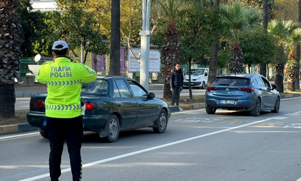 Adana'da yayalara “ilk geçiş hakkı” vermeyen 29 sürücüye para cezası