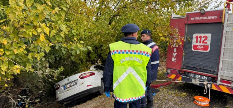 Adıyaman'da otomobil ile hafif ticari aracın çarpıştığı kazada 3 kişi hayatını kaybetti