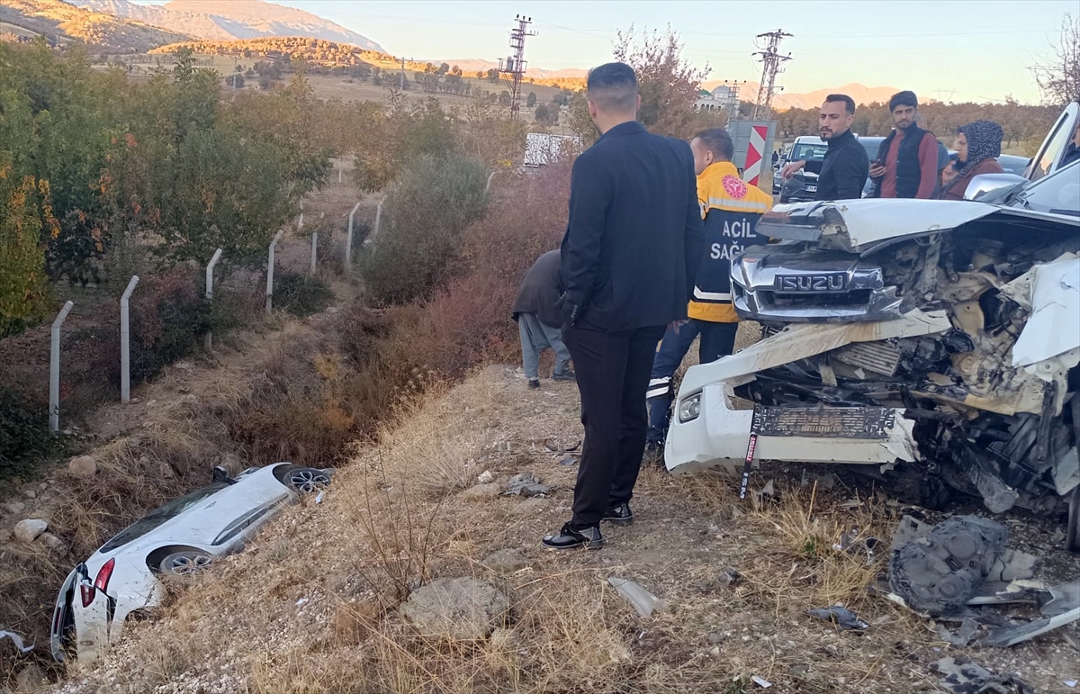 Adıyaman'da otomobille pikabın çarpıştığı kazada 10 kişi yaralandı