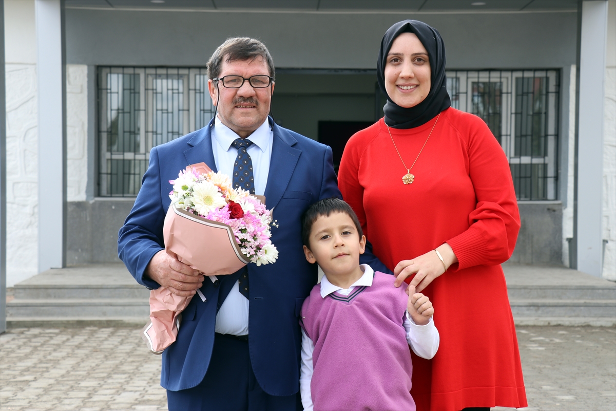 Ağrı'da kızıyla aynı okulda öğretmenlik yapan baba, vedaya hazırlanıyor