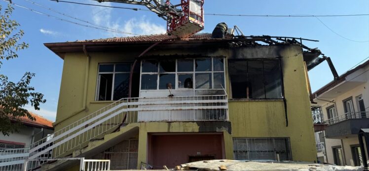 Aksaray'da iki katlı evde çıkan yangında baba ve 2 çocuğu dumandan etkilendi