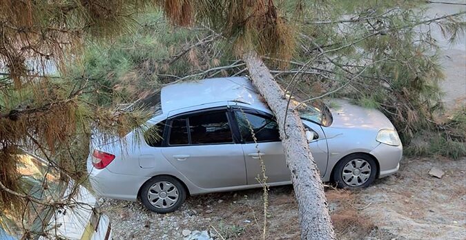 Alanya'da fırtına ev ve seralara zarar verdi