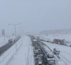 Anadolu Otoyolu Bolu kesimi Ankara yönü kar nedeniyle ulaşıma kapandı