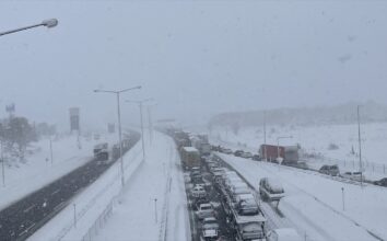 Anadolu Otoyolu Bolu kesimi Ankara yönü kar nedeniyle ulaşıma kapandı